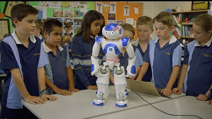 How a robot called Pink helped teach school children an Aboriginal language