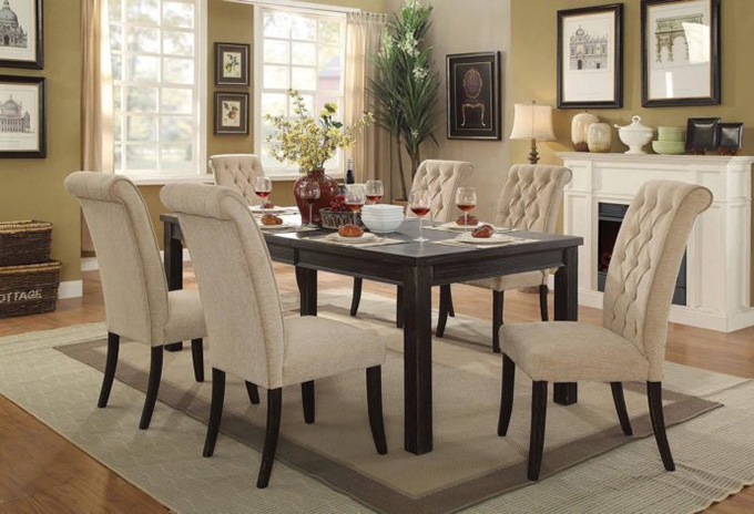 What are the attributes of the comfortable dining area?