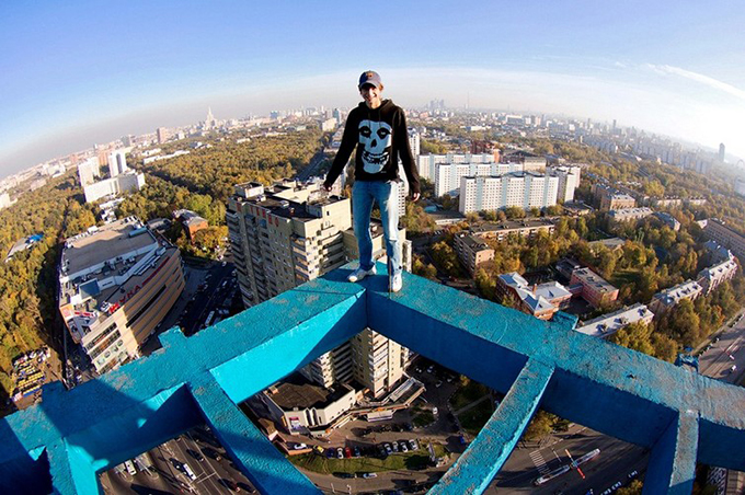 Skywalker Alexander Remnev on top of a Moscow skyscraper (2013/14). Skyscraper Dictionary