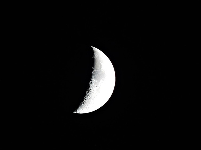 The crescent moon is stunning, too. Pixabay 
