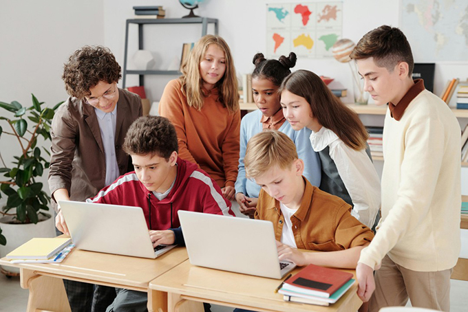 How to use electronic devices for learning: cooperative games for teens